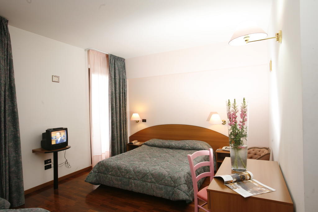 Hotel Tetto Delle Marche - Ristorante Dei Conti Cingoli Cameră foto